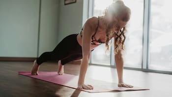 Ni 30 ni 60 minutos: cuántos segundos tiene que durar mínimo la plancha para fortalecer abdomen, brazos y glúteos