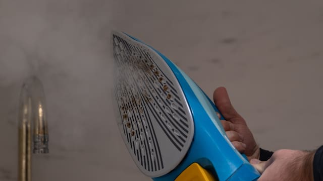 El truco definitivo para quitar las manchas amarillas de la plancha: solo necesitas sal y vinagre