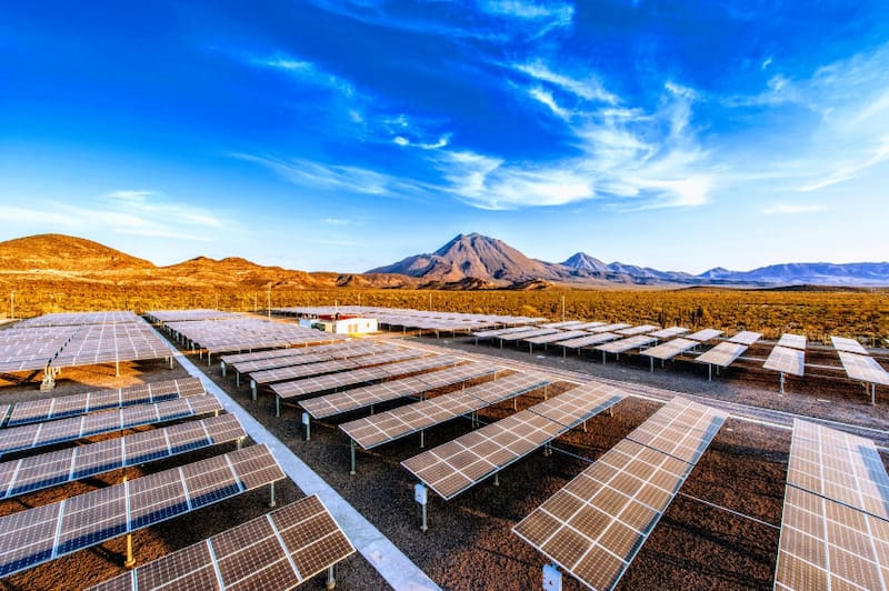 La CFE impulsa proyectos de energía solar, eólica e hidroeléctrica, además de nuevas tecnologías que fortalecen la transición energética del país.