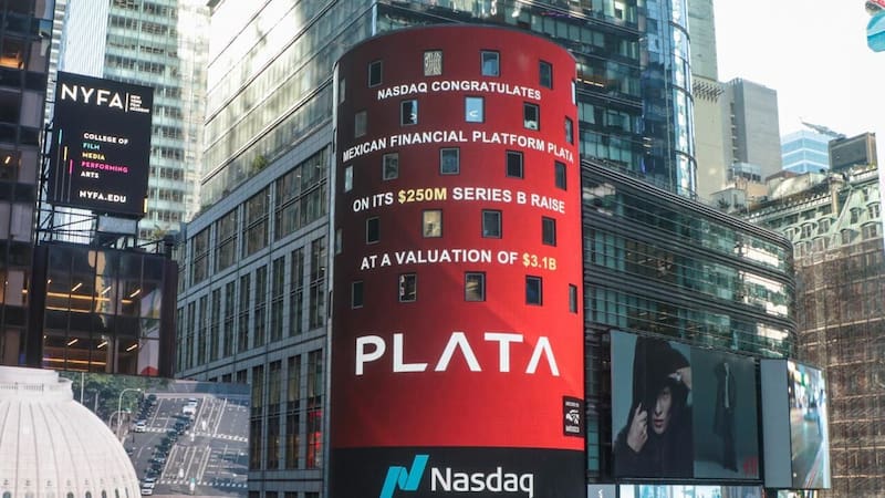 La bolsa tecnológica NASDAQ felicita a Plata por su valuación de 3,100 millones de dólares.