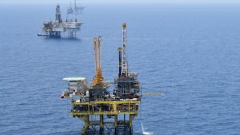 Pemex agranda su ‘barril sin fondo’: la producción de hidrocarburos líquidos cae 7% a pesar del rescate estatal