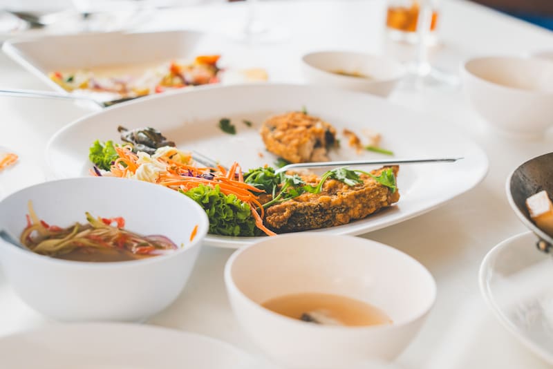 Los bares y restaurantes deberán facilitar que los consumidores puedan llevarse los alimentos no consumidos, salvo en formatos como bufés libres.