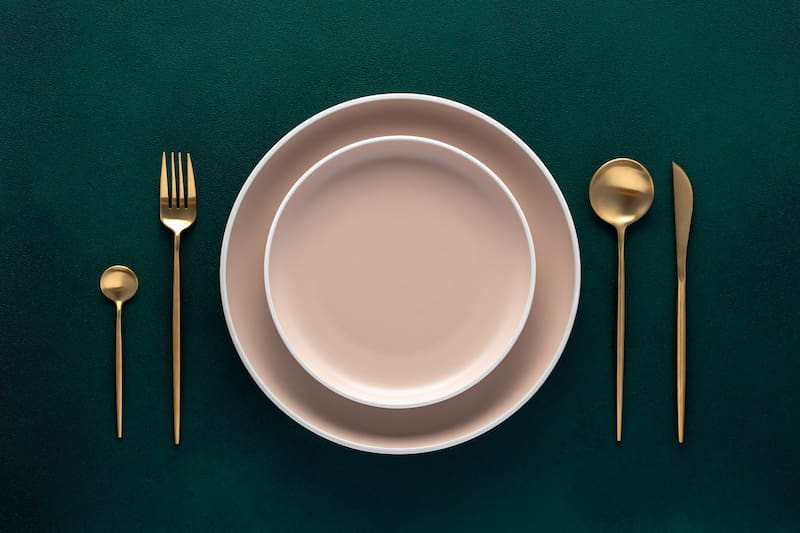 Pocos lo saben: por qué el tenedor va a la izquierda y el cuchillo a la derecha al poner la mesa. Fuente: Shutterstock