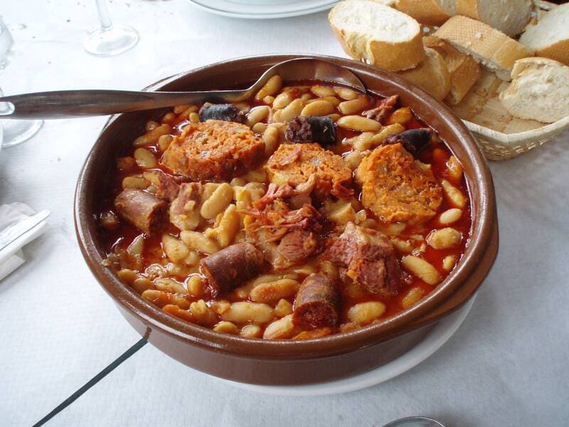 La gastronomía tradicional, con platos como la fabada asturiana, es uno de los grandes reclamos de la experiencia en Ribadesella.