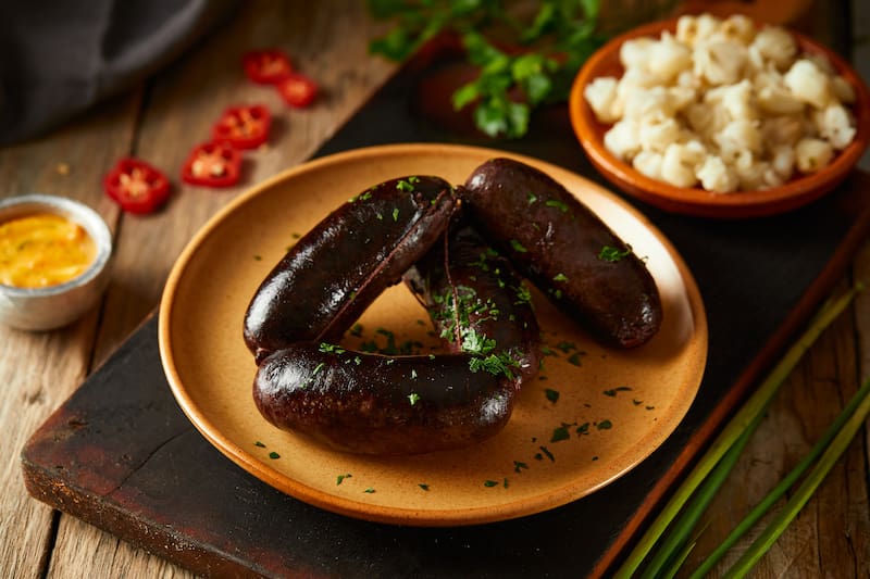 La morcilla, como algunos alimentos de origen animal, aporta hierro hemo, cuya absorción es mayor que la del hierro vegetal.