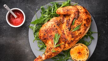 Cocinar el pollo con vinagre: para qué sirve y por qué los cocineros lo recomiendan