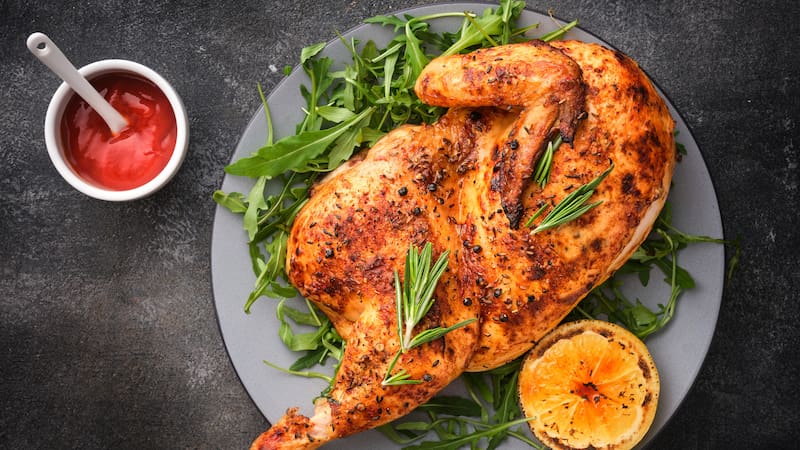 Cocinar pollo con vinagre ayuda a realzar el sabor, desglasar la sartén y mejorar la jugosidad si se usa en poca cantidad y en el momento adecuado.