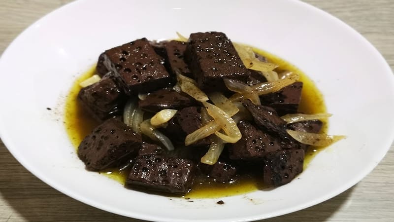 La sangre encebollada forma parte de la gastronomía tradicional y puede consumirse de forma ocasional dentro de una dieta equilibrada.