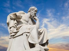 Platón, célebre filósofo griego: “La pobreza no proviene de la disminución de las riquezas, sino de la multiplicación de los deseos”
