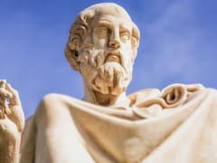 Platón, filósofo: “La pobreza no viene por la disminución de las riquezas, sino por la multiplicación de los deseos”