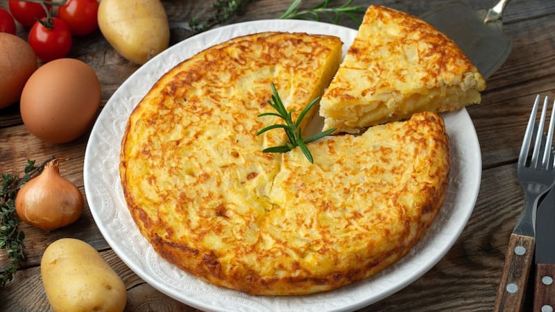 Lo afirman los destacados chefs del mundo: “La tortilla ideal lleva 6 papas, 6 huevos y 1 cebolla” (foto: archivo)