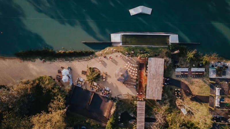 Ubicada a solo 40 minutos de la Ciudad de Buenos Aires, la playa Sharewood de la localidad bonaerense de Pilar es una gran alternativa. Foto: @sharewoodpilar