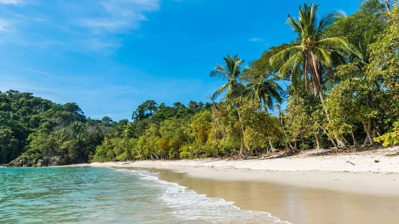 Uruguay y Panamá completan el podio regional, aunque aún por debajo del nivel salarial costarricense. Fuente: Shutterstock.