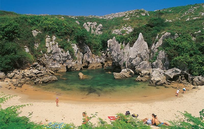 La Playa de Gulpiyuri está tierra adentro y no tiene conexión visible con el mar.