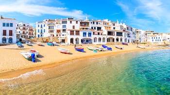 Es uno de los pueblos más hermosos de la Costa Brava y el lugar donde Serrat encontró inspiración para su canción más famosa