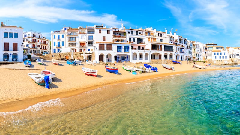Cómo es Calella de Palafrugell, uno de los pueblos más emblemáticos de la Costa Brava, y qué vínculo tiene este enclave mediterráneo con la inspiración de una canción clave de Serrat.