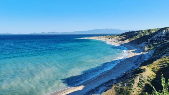 La playa con arena clara y aguas tibias que se encuentra a 20 minutos del pueblito costero preferido por los viajeros expertos