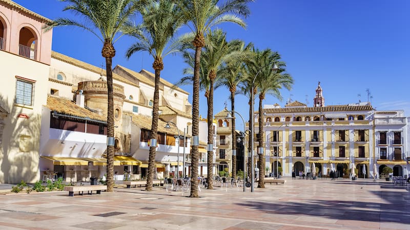 En el corazón de Écija, la Plaza de España combina vida local y vestigios de su pasado romano.