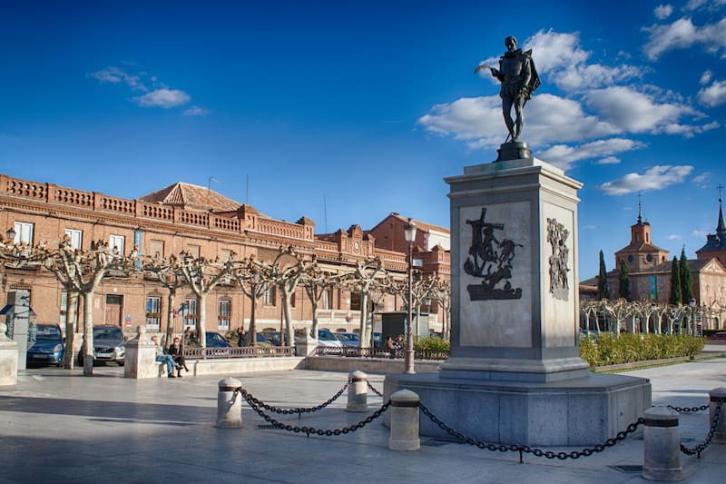 a visita guiada incluye puntos icónicos como la Plaza Mayor, epicentro cultural de una ciudad declarada Patrimonio de la Humanidad.