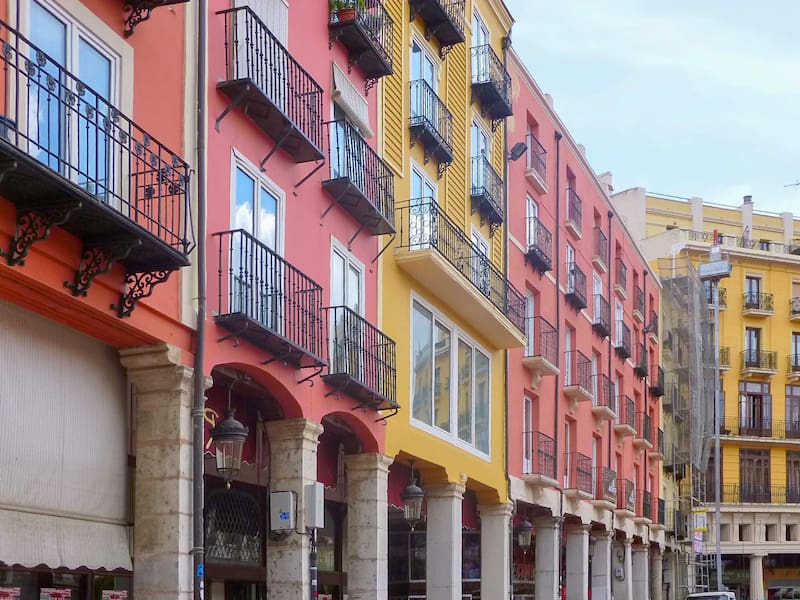 En el corazón de la ciudad, la Plaza Mayor invita a pasear, probar la gastronomía local y disfrutar del legado histórico de Burgos.