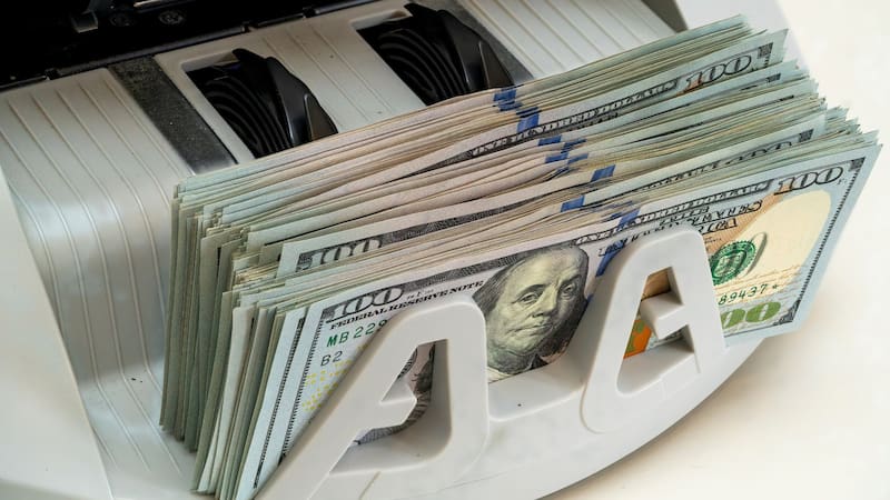 Confirmado | Investigarán a todas las personas que depositen más esta cantidad de dólares en el banco. Fuente: Shutterstock.