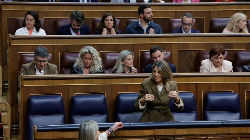La vicepresidenta segunda del Gobierno y ministra del Trabajo, Yolanda Díaz y la portavoz de Sumar, Verónica Martínez (i), durante el pleno del Congreso que debate y vota las dos enmiendas a la totalidad que han presentado PP y Vox a la reforma constitucional que propone el Gobierno.