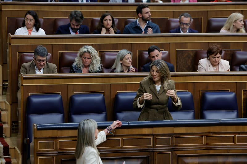 MADRID, 30/04/2026.- La vicepresidenta segunda del Gobierno y ministra del Trabajo, Yolanda Díaz y la portavoz de Sumar, Verónica Martínez (i),. Fuente: EFE