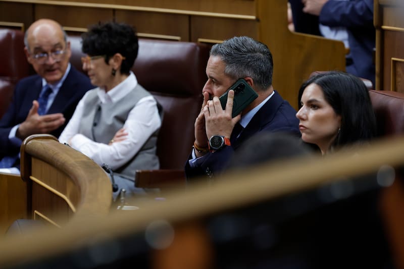 El líder de Vox, Santiago Abascal (2d), durante el pleno del Congreso que debate y vota las dos enmiendas a la totalidad que han presentado PP y Vox a la reforma constitucional que propone el Gobierno.