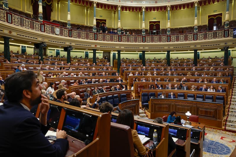 La exigencia de una comparecencia en el pleno del Congreso eleva la presión política sobre el Ejecutivo y traslada el debate a la Cámara Baja.