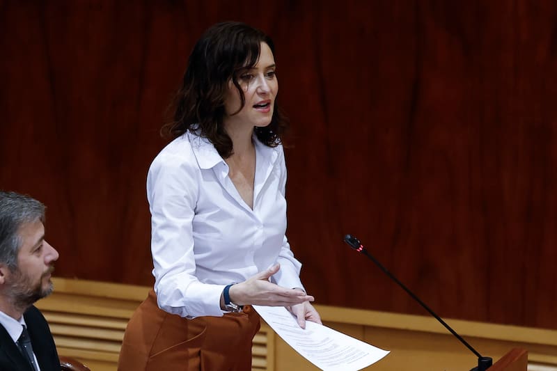 MADRID, 19/02/2026.- La presidenta de la Comunidad de Madrid, Isabel Díaz Ayuso, interviene durante el pleno de la Asamblea de Madrid, marcado por la crisis abierta en la Consejería de Educación, Ciencia y Universidades tras el cese de su titular, Emilio Viciana, este jueves. EFE/ Chema Moya