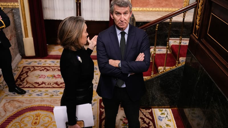 MADRID, 27/01/2026.- El presidente del Partido Popular, Alberto Núñez Feijóo (d), y la diputada popular Cuca Gamarra (i) durante el pleno extraordinario del Congreso de los Diputados este martes, en Madrid. EFE/ Borja Sánchez-Trillo