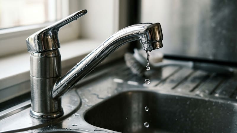 Un plomero enseña cómo reparar una canilla que pierde agua con un truco simple sin cambiar toda la grifería.