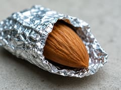 Pocos lo saben | Llevar una almendra envuelta en papel aluminio: para qué sirve y por qué lo recomiendan