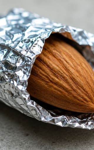 Pocos lo saben | Llevar una almendra envuelta en papel aluminio: para qué sirve y por qué lo recomiendan