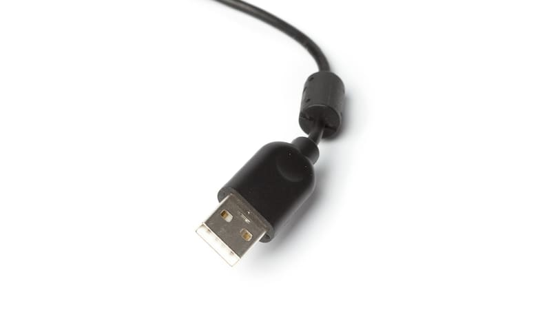 Pocos lo saben: para qué está el cilindro negro en el cable del cargador de la computadora y para qué sirve