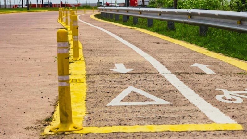 Pocos lo saben: para qué sirve el cono flexible amarillo y blanco que se encuentra en las bicisendas