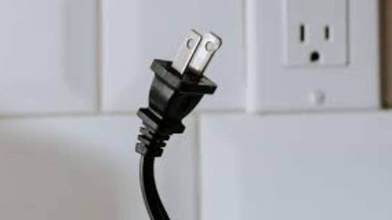 Pocos lo saben: para qué sirven los agujeros de las clavijas y por qué son importantes para los enchufes del hogar