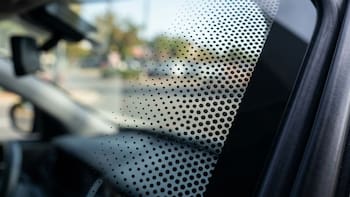 Pocos lo saben: para qué sirven los puntos negros en las ventanas de los coches y por qué son tan importantes