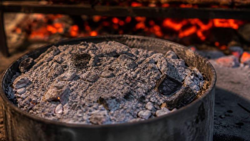 Pocos lo saben: quienes guardan las cenizas del asado conservan un tesoro ¿cómo aprovecharlas?
