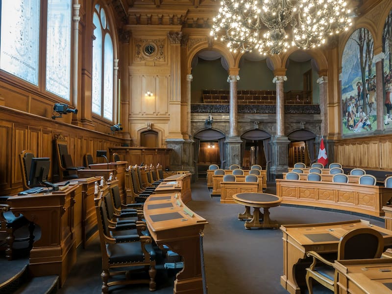 Tenía tres trabajos al mismo tiempo, fue despedida del Poder Judicial y deberá devolver más de $45 millones.