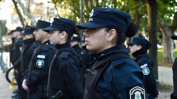 Policías y maestros con changas: la caída de recursos dispara conflictos sociales en las provincias