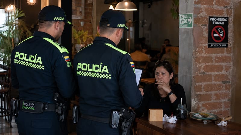 Las autoridades pueden imponer sanciones a quienes incumplan las restricciones sobre fumar y vapear en espacios prohibidos.