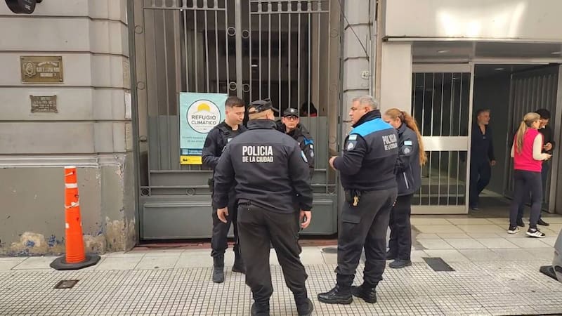 El enfrentamiento se produjo este mediodía entre un grupo de internos, que tomó de rehén a un policía.