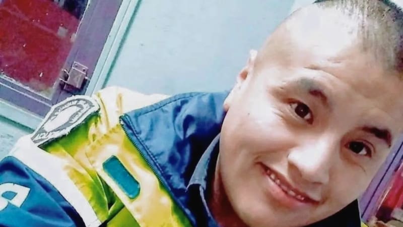 Las autoridades investigan como pudo hacerse con el arma el hombre con pedido de captura (Fuente: redes sociales).