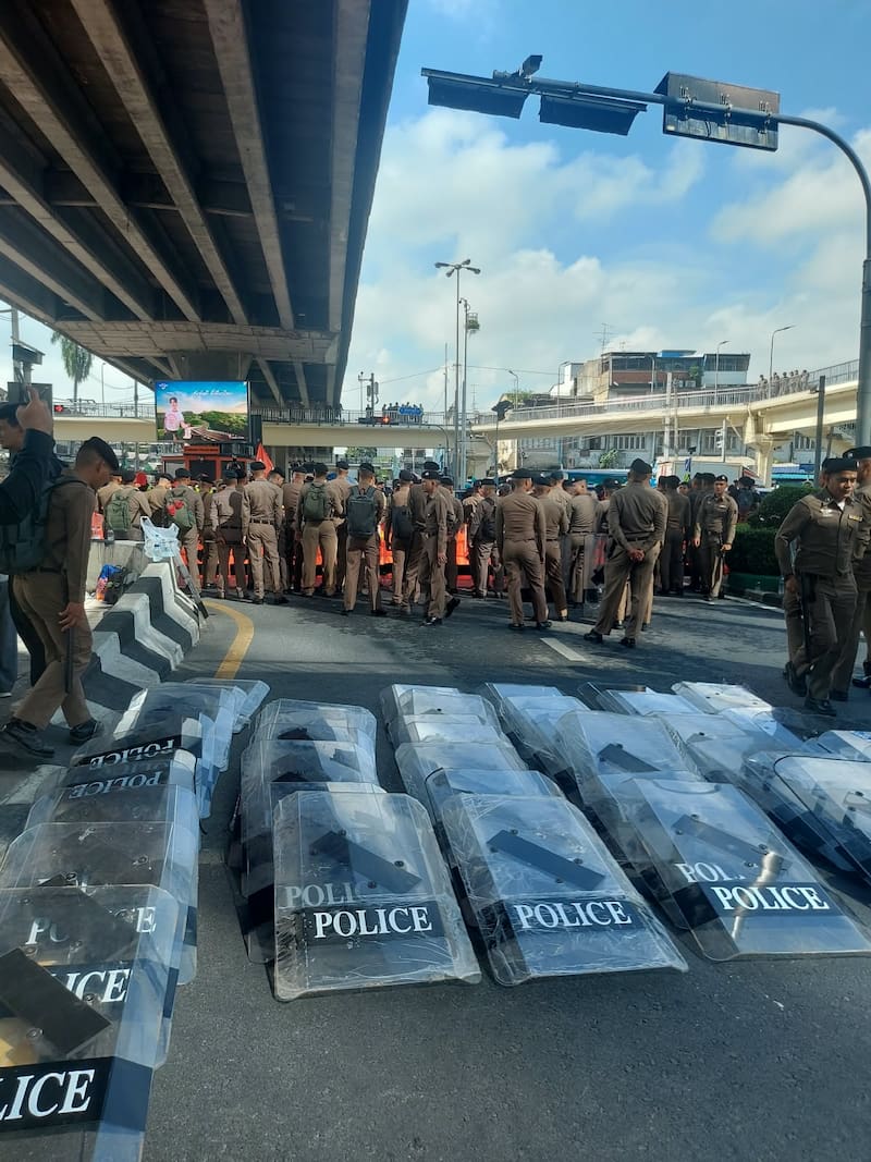 Policías cierran el acceso al centro Reina Sirikit en las protestas contra el FMI