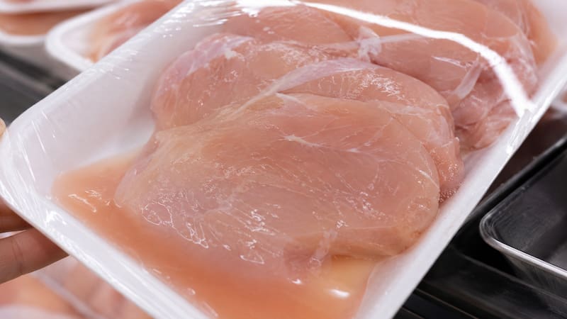 Qué significa la baba que tiene el pollo envasado.