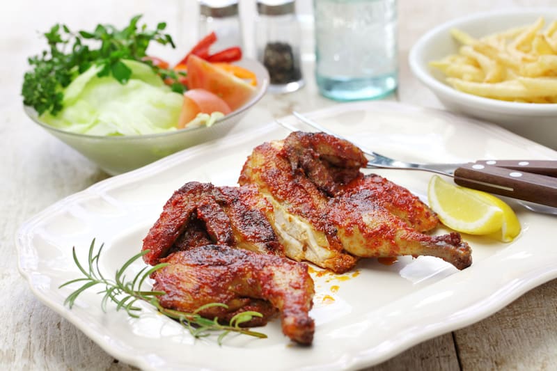 ¿Es malo comer la piel del pollo? Qué recomiendan los expertos y cuál es la diferencia entre consumirla o quitarla. Fuente: Shutterstock