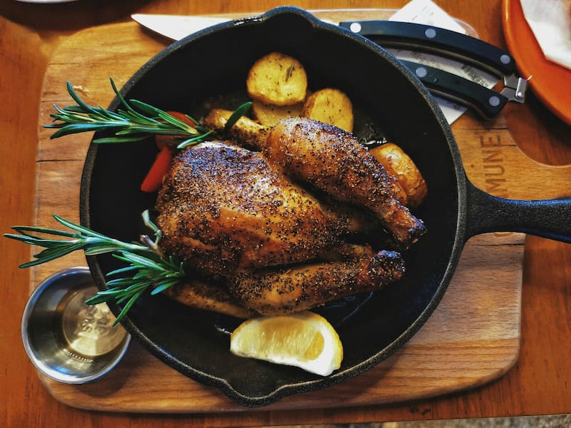 Los ingredientes que no pueden faltar para hacer un buen pollo al horno.
