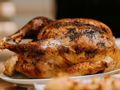 El pollo asado perfecto no solo lleva solo romero: los chefs Michelín Jordi Roca y Jordi Cruz revelan qué otros condimentos agregar para potenciar su sabor