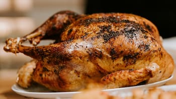 El pollo asado perfecto no solo lleva solo romero: los chefs Michelín Jordi Roca y Jordi Cruz revelan qué otros condimentos agregar para potenciar su sabor
